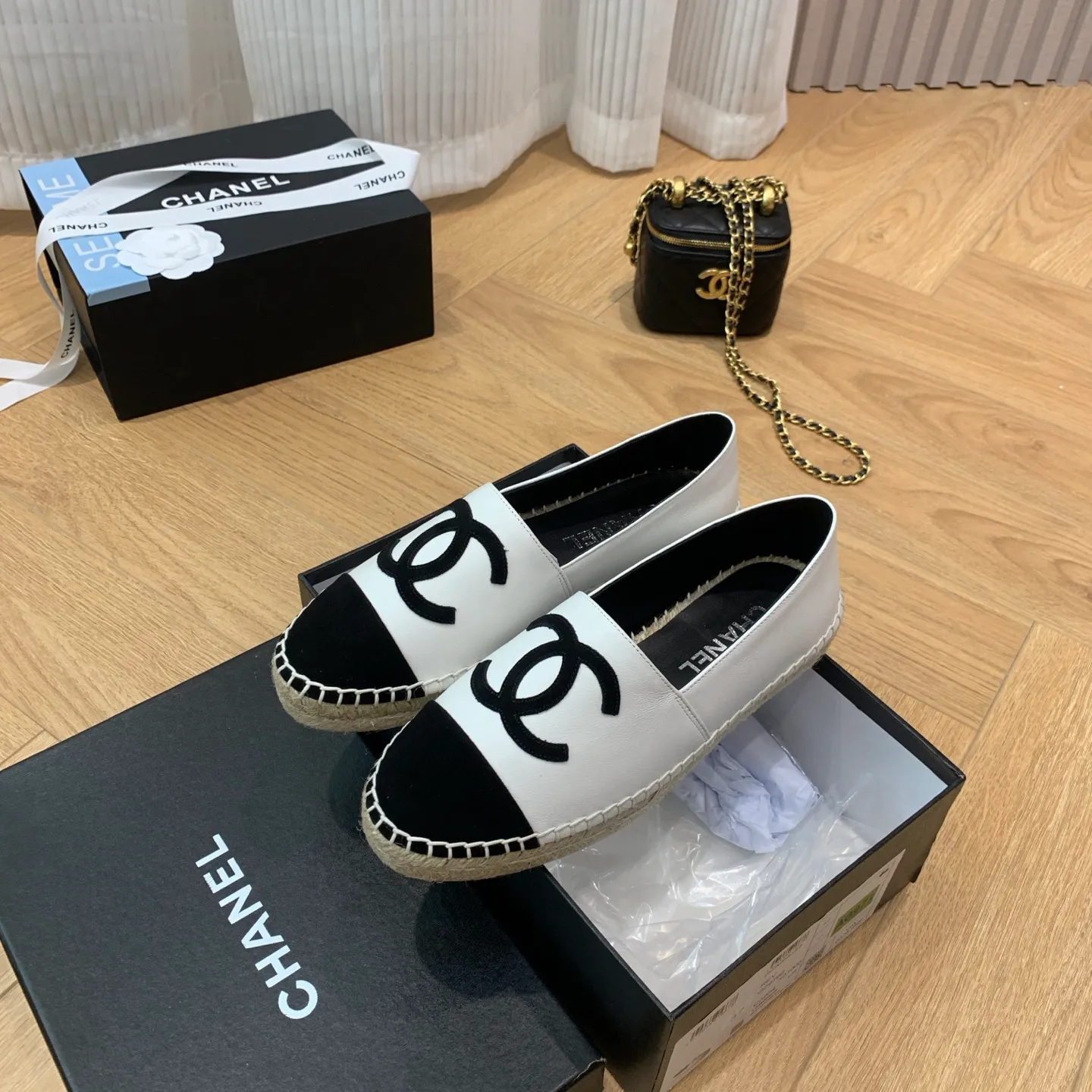 👟👟Ex-factory price 440👟👟 👑New colors are coming ✌️New version of Chanel fisherman shoes is coming❗️Delivered in a full set of top-notch packaging. The quality of my fisherman shoes has not been introduced much, everyone who has had them knows it! The original customized upper, and my outsole is the original translucent outsole, the opaque outsole is the wrong version, full set of authentic packaging ❗️ size: 35-40, running price